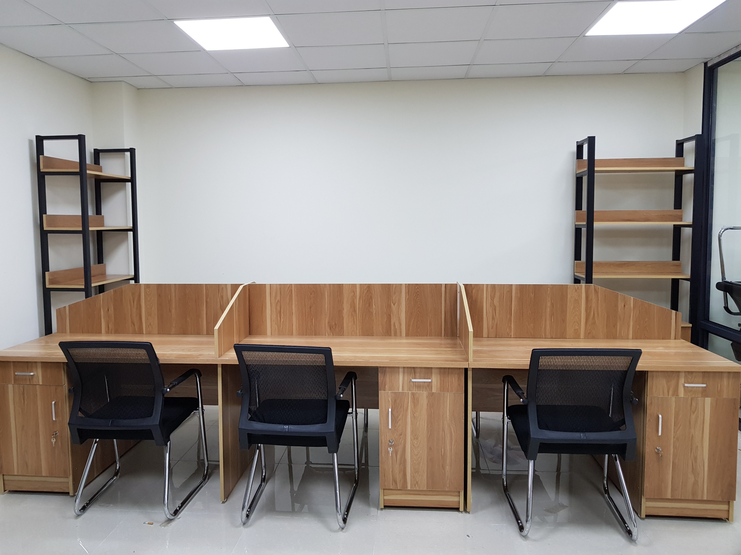 Mua Vách ngăn bàn làm việc cho nhân viên ở đâu uy tín?