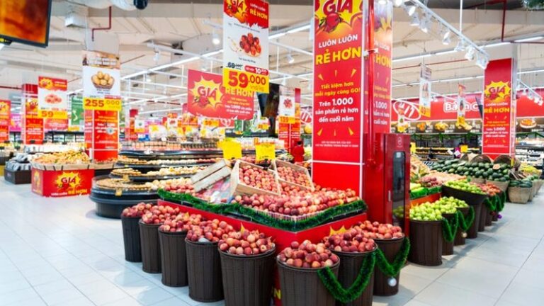 Mở siêu thị không chỉ đơn giản là nhập hàng và bán. Để vận hành hiệu quả, bạn cần chuẩn bị hệ thống thiết bị đồng bộ giúp trưng bày đẹp, bảo quản tốt và tối ưu trải nghiệm mua sắm. Bài viết này sẽ giúp bạn nắm rõ: Danh sách thiết bị bắt buộc khi mở siêu thị Gợi ý lựa chọn theo từng quy mô Điều hướng sản phẩm chuẩn – tối ưu chi phí 1. Thiết bị trưng bày siêu thị (Quan trọng nhất) Đây là nhóm thiết bị quyết định trực tiếp đến doanh thu và hành vi mua hàng. 🔹 Kệ siêu thị Kệ đơn, kệ đôi, kệ áp tường Kệ trưng bày hàng khô, hàng tiêu dùng Chất liệu sắt sơn tĩnh điện bền bỉ 👉 Vai trò: Tối ưu không gian Tăng khả năng nhìn thấy sản phẩm Tạo lối đi khoa học 🔹 Tủ mát siêu thị (thiết bị không thể thiếu) Tủ mát đứng trưng bày nước, sữa Tủ mát nằm trưng bày rau củ, thịt nguội Tủ mát không cánh (open chiller) cho siêu thị lớn 👉 Lợi ích: Giữ nhiệt ổn định 2–8°C Tăng độ tươi và thời gian bảo quản Giúp sản phẩm luôn hấp dẫn 🔥 Gợi ý sản phẩm tại Kanawa: Tủ mát siêu thị đa dạng dung tích Thiết kế kính trong suốt – tăng trưng bày Tiết kiệm điện – vận hành bền bỉ 👉 Xem ngay các mẫu tủ mát siêu thị Kanawa bán chạy nhất – gọi hotline để được tư vấn setup miễn phí! 🔹 Tủ đông công nghiệp Bảo quản thịt, cá, thực phẩm đông lạnh Dung tích lớn – phù hợp siêu thị mini đến lớn 👉 Nhiệt độ: -18°C đến -25°C 🔥 Kanawa cung cấp: Tủ đông đứng – tiết kiệm diện tích Tủ đông nằm – dung tích lớn 👉 Click xem 28+ Mẫu tủ đông công nghiệp Kanawa chính hãng – giá tốt cho chủ siêu thị mới mở! 2. Thiết bị thanh toán & quản lý bán hàng Một siêu thị chuyên nghiệp không thể thiếu hệ thống quản lý. 🔹 Máy POS bán hàng Tính tiền nhanh chóng Quản lý tồn kho 🔹 Máy quét mã vạch Tăng tốc độ thanh toán Giảm sai sót 🔹 Máy in hóa đơn 👉 Lợi ích: Tạo trải nghiệm chuyên nghiệp Giảm thất thoát 3. Thiết bị bảo quản & lưu trữ Không phải hàng nào cũng trưng bày – cần khu lưu trữ phía sau. 🔹 Tủ lạnh công nghiệp Bảo quản thực phẩm số lượng lớn 🔹 Kho đông – kho mát mini 👉 Giúp: Dự trữ hàng hóa Giảm nhập hàng nhiều lần 4. Thiết bị chế biến (nếu có khu thực phẩm tươi/sơ chế) Nếu siêu thị có khu: Thịt tươi Đồ ăn chế biến sẵn 👉 Cần thêm: Bàn inox Tủ nấu cơm công nghiệp Tủ hấp thực phẩm 🔥 Kanawa gợi ý: Tủ nấu cơm công nghiệp Thiết bị inox bếp bền chuẩn nhà hàng 👉 Xem ngay combo thiết bị bếp công nghiệp Kanawa – tối ưu chi phí cho siêu thị! 5. Thiết bị hỗ trợ khách hàng 🔹 Xe đẩy siêu thị Xe lớn, giỏ xách tay 🔹 Giỏ nhựa Phù hợp siêu thị mini 👉 Giúp tăng: Giá trị đơn hàng Trải nghiệm mua sắm 6. Thiết bị an ninh & vận hành 🔹 Camera giám sát 🔹 Cổng từ chống trộm 🔹 Hệ thống đèn chiếu sáng 👉 Vai trò: Bảo vệ hàng hóa Tăng sự chuyên nghiệp 7. Checklist mở siêu thị đầy đủ (tóm tắt) ✔ Kệ trưng bày ✔ Tủ mát siêu thị ✔ Tủ đông công nghiệp ✔ Máy POS + quét mã vạch ✔ Tủ lạnh/kho lưu trữ ✔ Xe đẩy – giỏ hàng ✔ Camera – an ninh 8. Kinh nghiệm chọn thiết bị siêu thị (RẤT QUAN TRỌNG) 👉 Chọn theo diện tích: 50m² → siêu thị mini 60–150m² → cửa hàng tiện lợi 150m² → siêu thị quy mô 👉 Ưu tiên: Tiết kiệm điện Bền – dễ bảo trì Đồng bộ thiết kế 👉 Sai lầm cần tránh: Mua thiết bị rẻ, nhanh hỏng Không tính toán công suất Thiếu tủ mát → hư hàng 9. Vì sao nên chọn thiết bị siêu thị Kanawa? ✔ Chuyên thiết bị công nghiệp cho F&B và siêu thị ✔ Đa dạng mẫu mã – đủ combo setup ✔ Giá tốt tận xưởng ✔ Hỗ trợ tư vấn layout miễn phí 👉 Bạn đang chuẩn bị mở siêu thị? Đừng mua lẻ từng thiết bị – rất tốn chi phí và thiếu đồng bộ. 🔥 Kanawa cung cấp: Combo thiết bị siêu thị trọn gói Tư vấn setup miễn phí theo mặt bằng Giao hàng toàn quốc – bảo hành rõ ràng 👉 Liên hệ ngay hotline Kanawa để nhận: Báo giá nhanh trong 5 phút Bản layout setup siêu thị miễn phí Ưu đãi riêng cho khách mở mới Để mở siêu thị thành công, bạn cần chuẩn bị đầy đủ thiết bị trưng bày – bảo quản – vận hành. Trong đó, tủ mát và tủ đông là yếu tố cốt lõi quyết định chất lượng hàng hóa và doanh thu. 👉 Lựa chọn đúng ngay từ đầu sẽ giúp bạn: Tiết kiệm chi phí Vận hành ổn định Tăng lợi nhuận lâu dài>>> Xem thêm chi tiết tại: Mở siêu thị cần những thiết bị gì? Danh sách đầy đủ từ A–Z